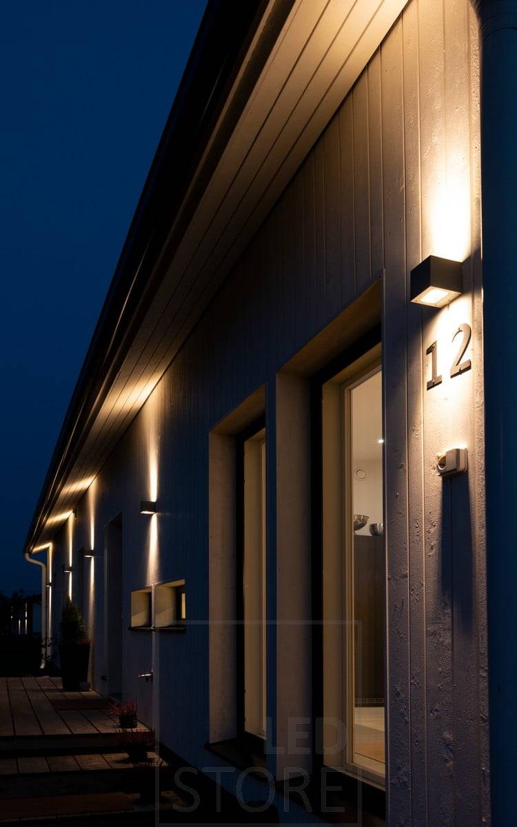 Aplique led CUBIC OUT que ilumina la fachada de una casa y el número de la misma.